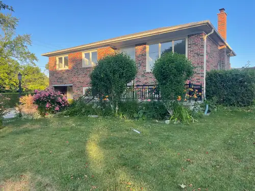 Full House for rent in North York close to Sheppard and Victoria Park Across from Pleasant View park
