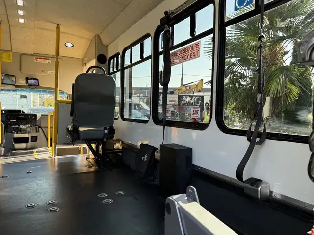 2016 Ford E-350 Econoline Super Duty 8 Passenger Wheelchair Acce in Heavy Trucks in City of Montréal - Image 49