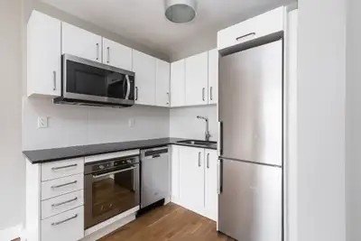 Renovated One Bedroom, Queen and Bathurst - ID 2779