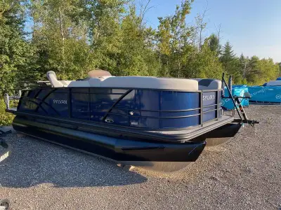 2024 Sylvan L1 DLZ 2024 Sylvan L1 DLZ Tritoon boat =============================== Finished in Blue...
