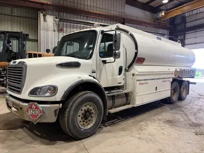 2009 Freightliner Business Class M2 112 6x4 TC 406 Tank Truck Comes with a Mercedes diesel engine, 4...