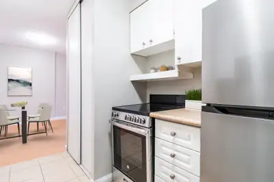 Quiet Cul-De-Sac in Westdale! Renovated and Modern!