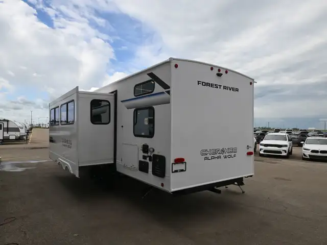 2026 Cherokee Alpha Wolf 26DBH in Travel Trailers & Campers in Edmonton - Image 6