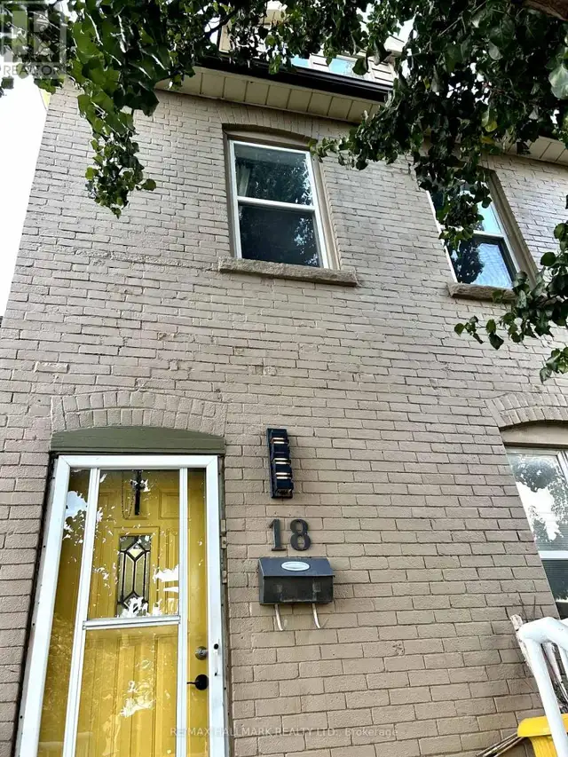 UPPER - 18 PAPE AVENUE Toronto (South Riverdale), Ontario in Long Term Rentals in City of Toronto - Image 15
