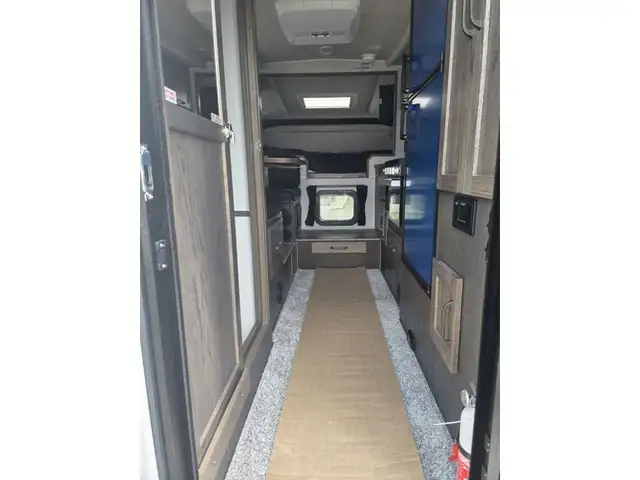 2026 Northern Lite Limited Edition 8-11EXLEWB Face-to-Face Dinet in Travel Trailers & Campers in Penticton - Image 7