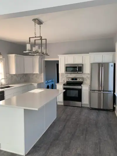 ALL INCLUSIVE - 3 Bedroom - 170 Britian UPTOWN Lower