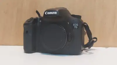 Canon 7DI W/Grip/Zoom Lens - $750, View more