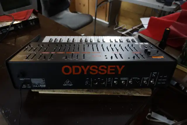 Synthétiseur Behringer Odyssey à Vendre in Pianos & Keyboards in Laval / North Shore - Image 8