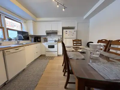 Grand 4 et demi entièrement rénové dans un immeuble situé au coeur du quartier Montcalm sur la Grand...