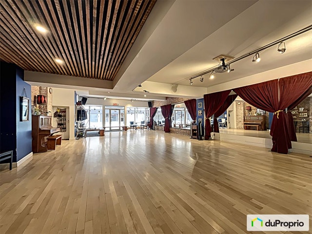 $729,000 - Taxes not included / lot included - Triplex for sale — photo 1