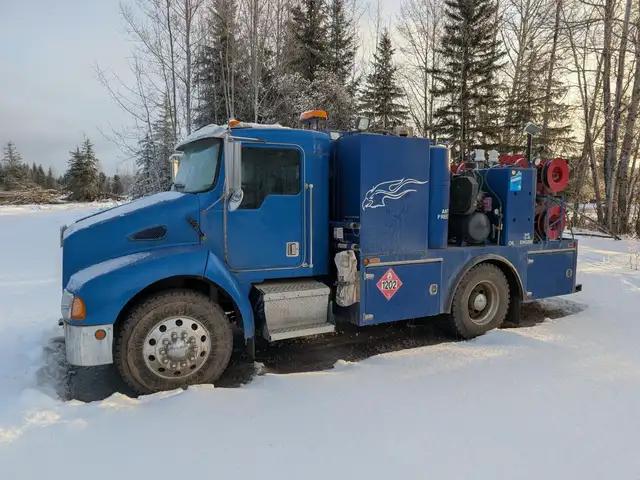 1999 KENWORTH T300 in Heavy Trucks in Saskatoon - Image 2