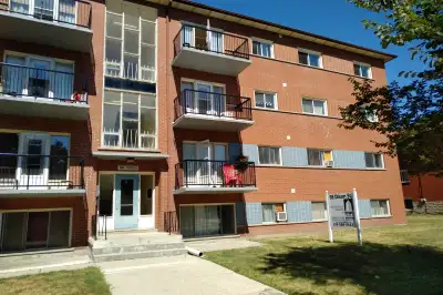 98 DIXON STREET, KITCHENER 2 BEDROOM SUITE FOR RENT - Clean & quiet walk-up apartment building - Ful...