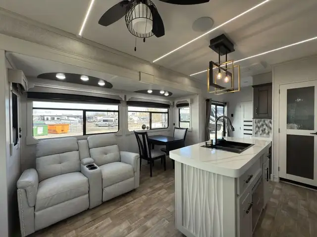 2025 Crossroads RV Redwood Regency 3721FDB Roulotte de parc 2025 in RVs & Motorhomes in Lanaudière - Image 15