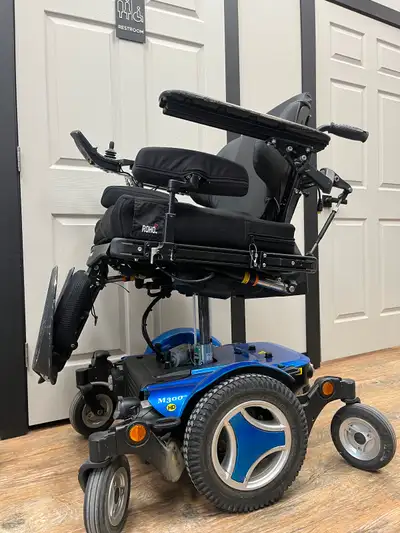 (used) The Permobil M300 Corpus HD is a heavy-duty, mid-wheel drive power wheelchair designed for us...