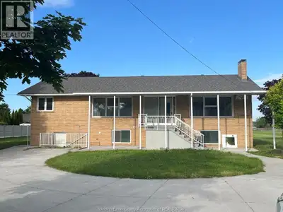 ***LOWER UNIT ONLY*** SITUATED ON A LARGE AND QUIET LOT, TUCKED AWAY LOCATION ON LESPERANCE RD SOUTH...