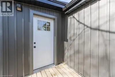 Opportunity to rent this renovated 750 sq. ft. unit in the heart of Ancaster. Close to restaurants,...