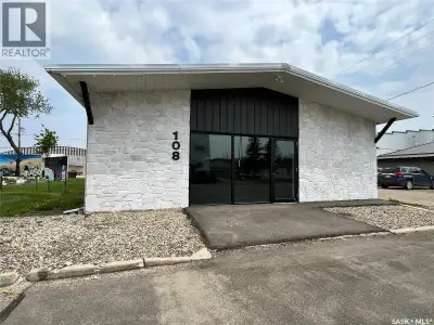 Great commercial building ready for you to start your business or move your existing business in the...