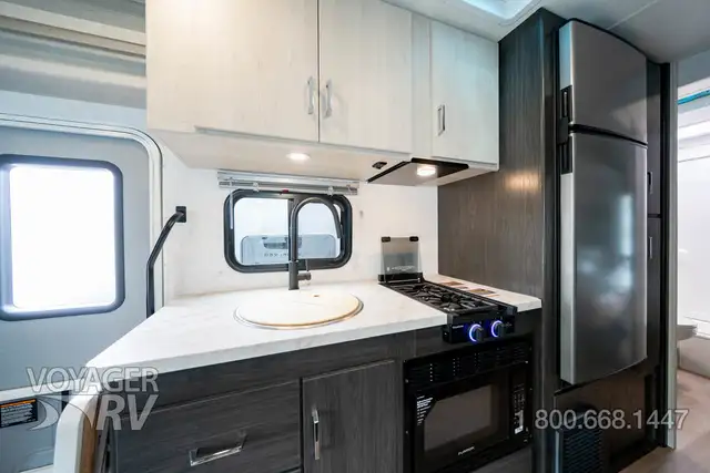 2027 Winnebago Sunflyer 22RS in Travel Trailers & Campers in Kelowna - Image 8
