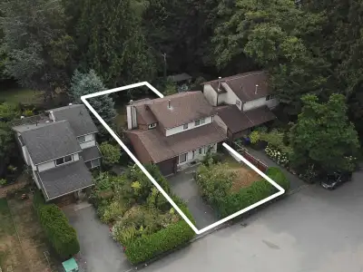 Ideal for INVESTORS or SMALL FAMILIES! Centrally located just minutes from SURREY CENTRAL SKYTRAIN,...