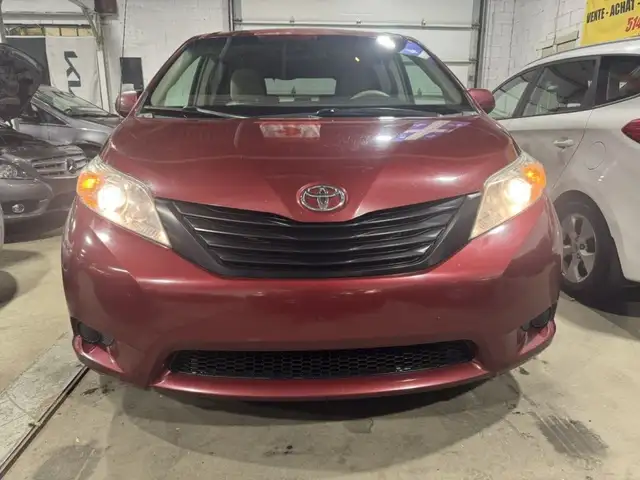 2011 Toyota Sienna LE in Cars & Trucks in City of Montréal - Image 3