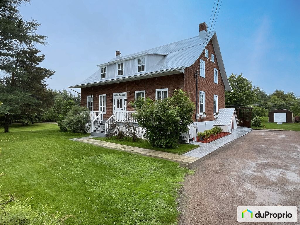 $695,000 - 1 1/2 Storey for sale in Chicoutimi (Laterrière) — photo 1