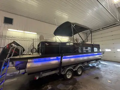 The 2019 Manitou VP 230 Tri-Toon is a fully loaded pontoon designed for both fun and performance on...