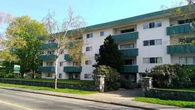 Jubilee Area: Large 1 bedroom, 720 sq.ft. top floor Faces Stadacona Park, near Royal Jubilee Hospita...