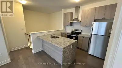 COACH HOUSE - 3346 MILLICENT AVENUE Oakville (GO Glenorchy), Ont