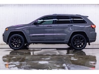 **ONE OWNER - ACCIDENT FREE** 70,227 KM This 2021 Jeep Grand Cherokee 4x4 Altitude is powered by a 3... (image 3)
