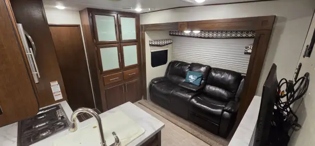 SOLD!  TOY HAULER-4K-GENERATOR 15HR -8X10'GARAGE-PWR BUNK-7400LB in Travel Trailers & Campers in Brantford - Image 9