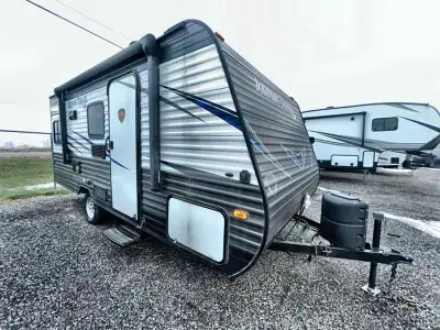 Dutchmen Aspen Trail LE Series 1750RD travel trailer highlights: Queen Bed Nightstand Wardrobe Rear...
