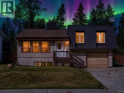 Riverdale family function! Offering 2,466 sqft of living space, this front/back 4-level split delive...