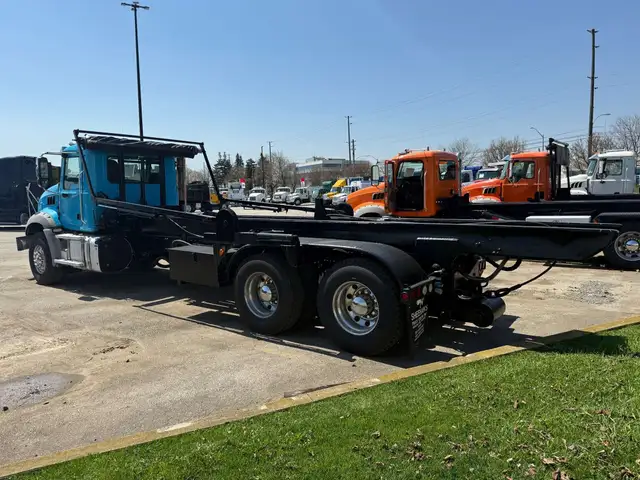 2016 Mack GU813 Granite Tandem Axle Roll Off Truck in Heavy Trucks in Oakville / Halton Region - Image 16