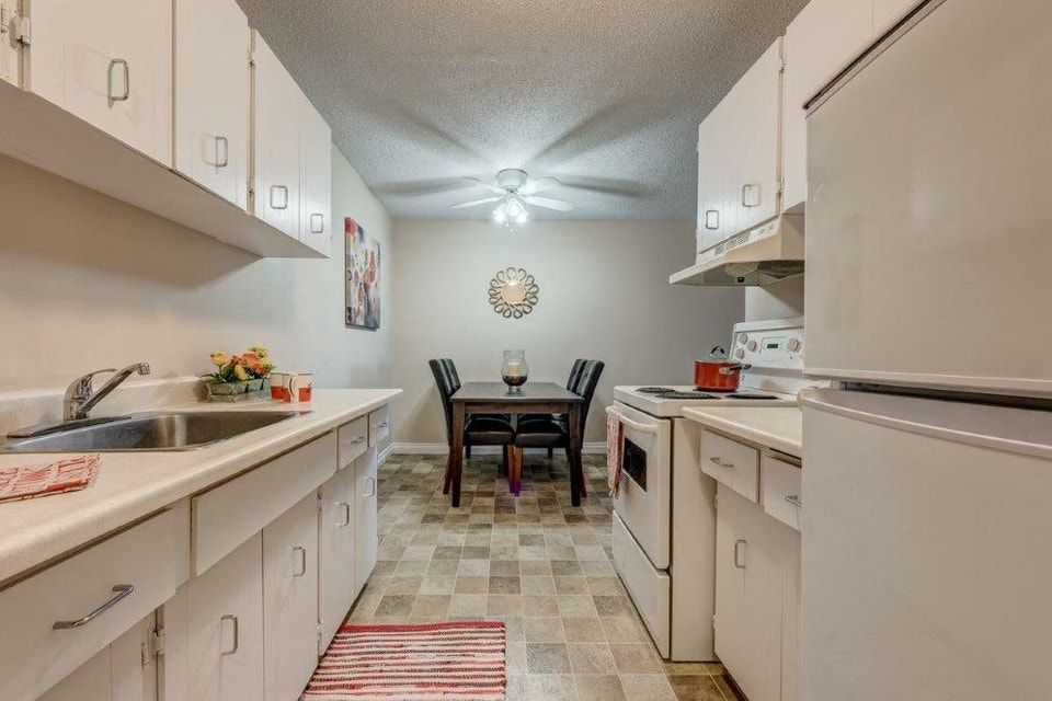 Apartment for Rent: 3 Bedrooms - Mountainview Apartments 5