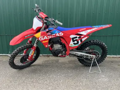 Factory Edition model with lots of extras including: Akrapovic Slip-On, Carbon Skid Plate, Carbon Fr...