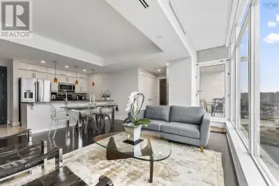 Stunning water views! Welcome to the Keelson, one of the most sought after condo buildings in Downto...