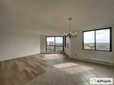 Situé au huitième étage, cette spacieuse et lumineuse unité de condo, rénovée début 2026 et totaleme...