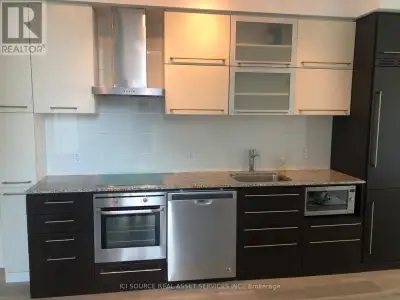 863 sq/ft, 2 Bedroom + Den, 2 bathroom Suite In The Highly Sought After "Lumiere" Building At 770 Ba...