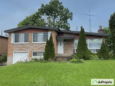 Propriété de 4 chambres qui comporte plusieurs avantages : Plafonds haut (approximativement 11 pieds...