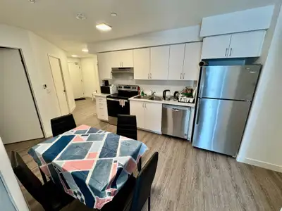 ✨ Furnished Room with Balcony View – North York ✨ CA$760 (utilities included) Move-in ready 15 Vena...