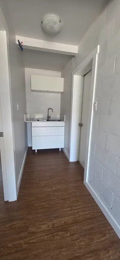 1 bedroom 1 bathroom. Located in Castlegar Message for more info Available April 1st