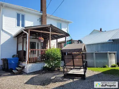 Grande maison impeccablement entretenue au fil des années: Majorité des fenêtres et thermos changées...