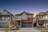 4 BEDRM, 4.5 BATHRM HOME W/POOL IN ANCASTER!