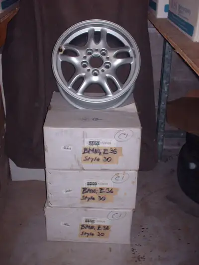 Clean, good used O.E. 7X16 (3611 1 182768-5) set with minor scuff mark on one wheel (see pic. #5,6)...
