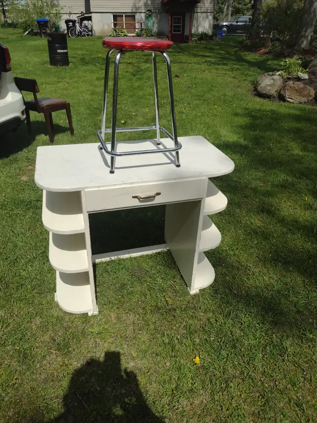 Child's desk with retro stool in Desks in Barrie - Image 8