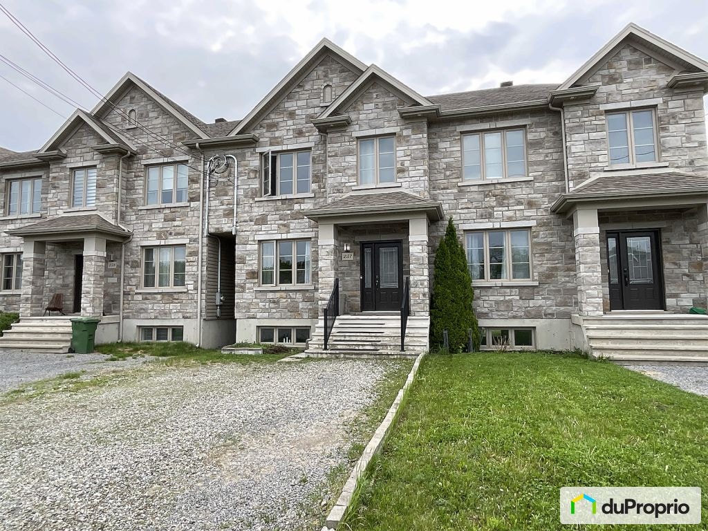 $374,500 - Townhouse for sale in St-Lambert-De-Lauzon — photo 1