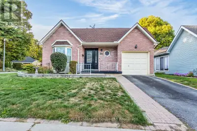 Beautifully maintained all brick bungalow on a quiet street in the adult active community of Hickory...
