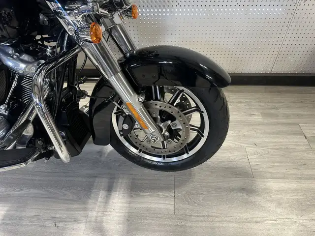 2019 Harley-Davidson ELECTRA GLIDE STANDARD in Street, Cruisers & Choppers in London - Image 5