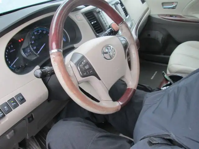 2011 Toyota Sienna Limited AWD in Cars & Trucks in City of Montréal - Image 11