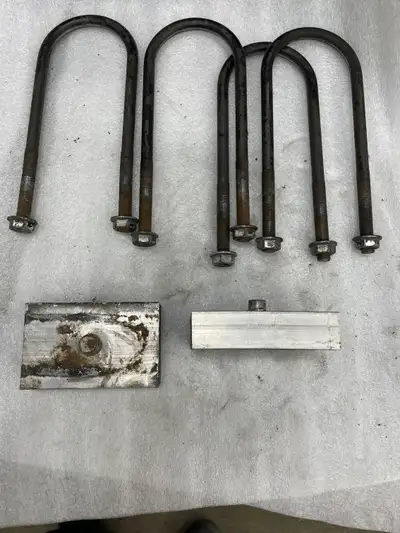FORD 9 INCH/ 8 INCH 1 INCH LOWERING BLOCK AND U BOLTS GREAT ADD ON TO LOWER THE REAR END AND LEVEL O...